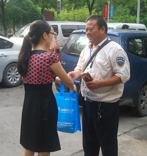 杭州仁本為停車收費(fèi)員定期送防暑物品