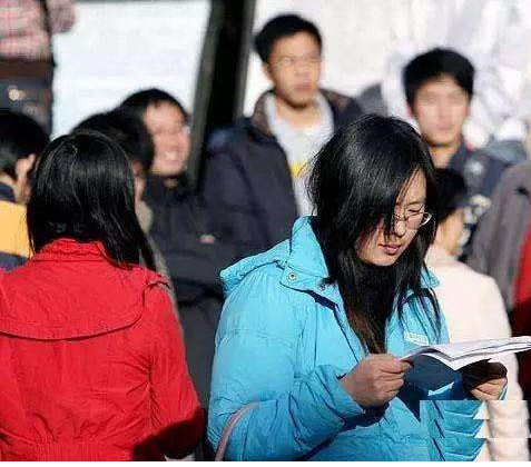 138萬(wàn)人通過(guò)國(guó)考審核創(chuàng)7年之最 119個(gè)職位無(wú)人報(bào)